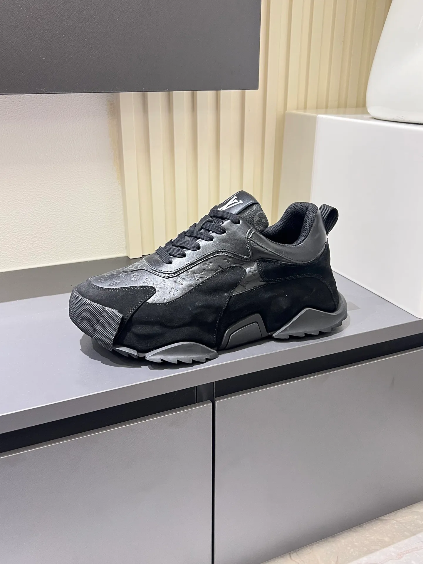 p600 "LOUI* VUITTO*" popular men's casual shoes, genuine development in Italy 💯Purchasing level quality ✔️The upper is made of first-layer cowhide, comfortable and soft sheepskin feet ⚡️ Fashionable and versatile, the toe last shape is firm and full, the soles are made from original LV molds and can be freely entered and exited the counter. Light and comfortable on the feet~Purely handmade, details determine quality! Size:39-44!